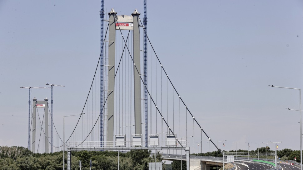 Podul de la Brăila începe să se strice la doar o lună de la inaugurare. Cine trebuie să răspundă | VIDEO