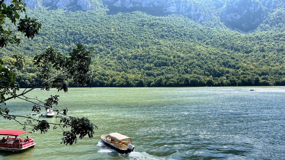 O barcă condusă de o femeie drogată s-a răsturnat în Dunăre. La bord erau opt persoane