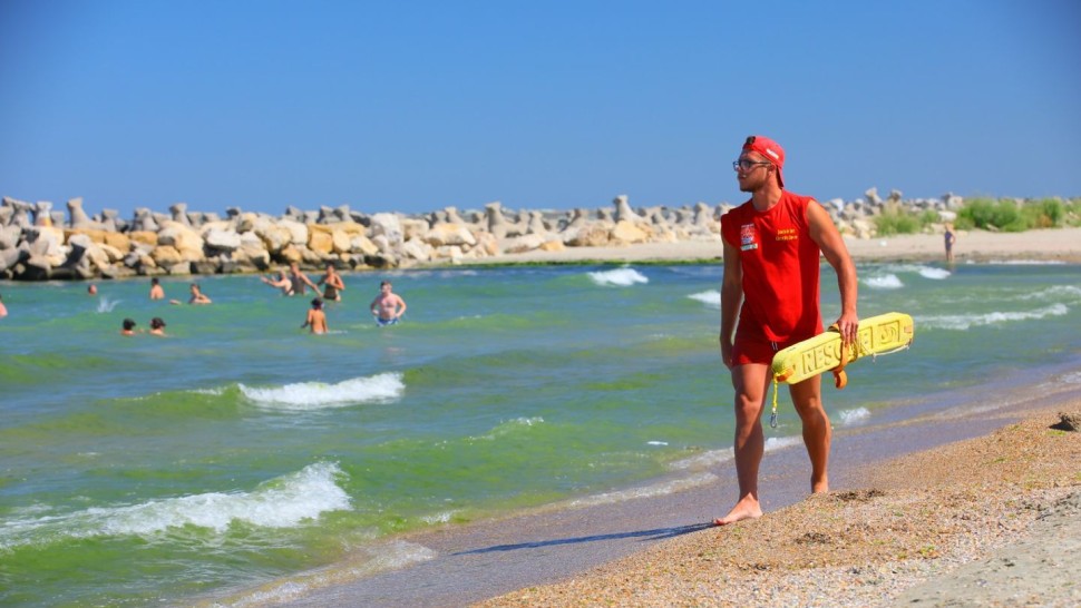 Amenzi usturătoare pentru cei care ignoră steagul roșu pe litoral. Raed Arafat Pun viața salvamarului în pericol