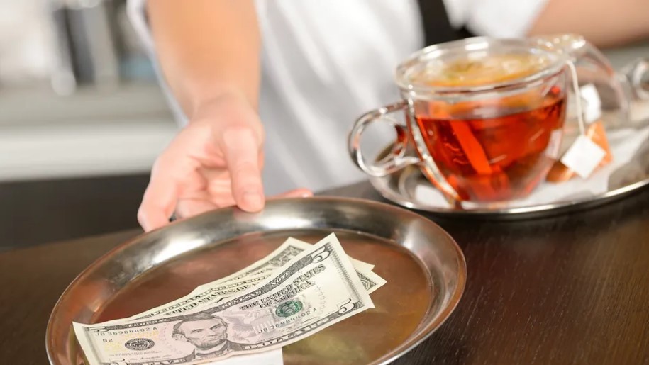 Statul român s-a făcut de râs Câți bani a strâns din impozitarea bacșișului