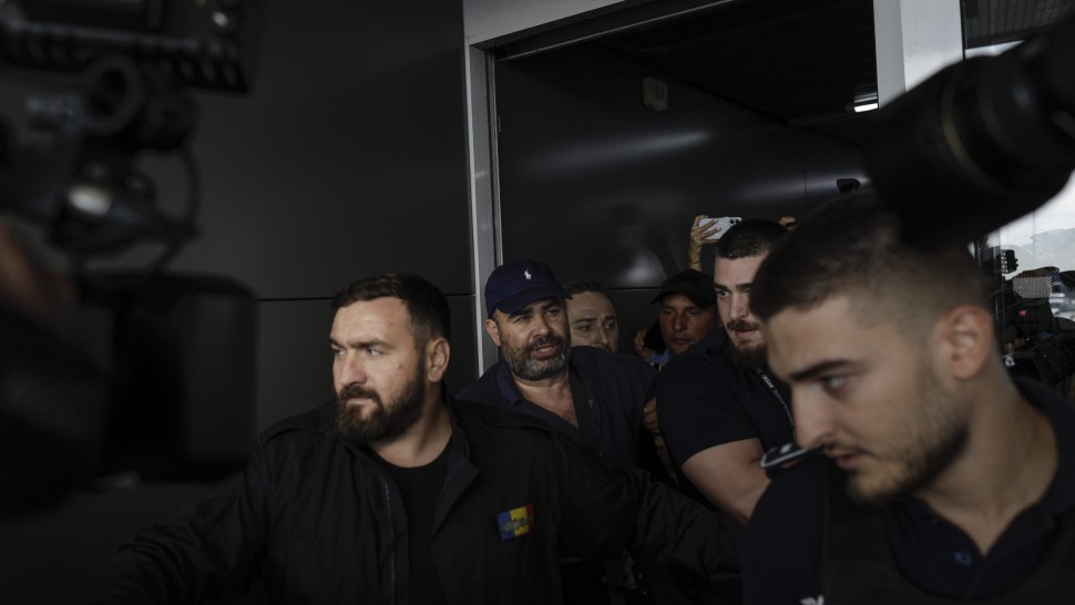 Darius Vâlcov a ajuns în țară. Ce-l așteaptă pe fostul ministru condamnat la 6 ani de închisoare | UPDATE FOTOVIDEO