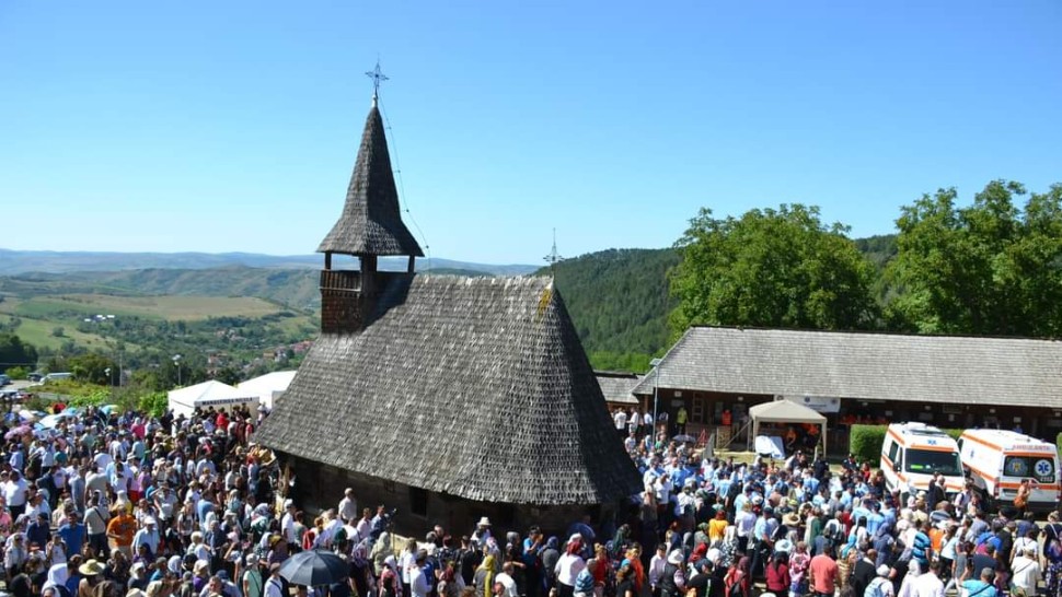 Mănăstirea Nicula vizitată de mii de credincioși. Pelerinajul de Sfânta Maria este în plină desfășurare