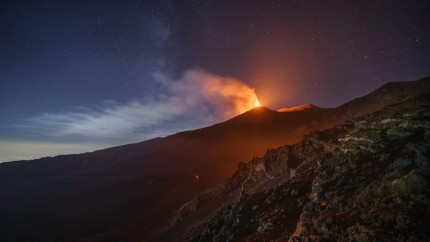 Vulcanul Etna a erupt din nou. În Sicilia fost emisă o alertă pentru traficul aerian