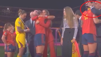 Acuzații la vârful fotbalului spaniol. Șeful Federației a sărutat pe gură o jucătoare | VIDEO