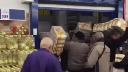 Bătaie ca-n codru la Lidl pentru zahăr cu 004 bani mai ieftin