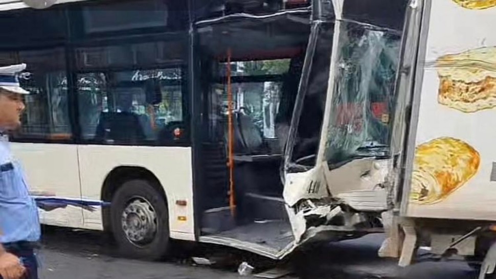 Accident grav în Capitală. Un autobuz STB a intrat într-o autoutilitară. Șoferul grav rănit