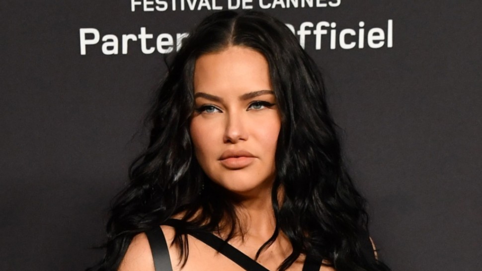 Adriana Lima recunoaște care este motivul pentru care alege să defileze chiar și la 42 de ani