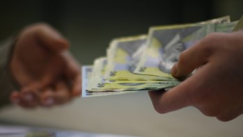 Niciun salariu din sectorul public nu va scădea prin noua lege a salarizării spune Pîslaru Niciun angajat nu va pleca acasă cu mai puțini bani