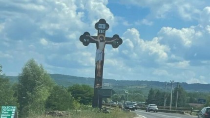 Misterul crucilor gigant apărute pe un drum din România. Nimeni nu știe cum au apărut