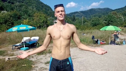 David Popovici lecție de modestie petrece vacanța în România la băi. A făcut poze cu fanii lângă lacul cu apă sărată