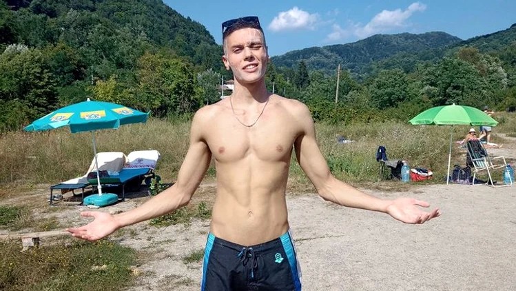 David Popovici lecție de modestie petrece vacanța în România la băi. A făcut poze cu fanii lângă lacul cu apă sărată