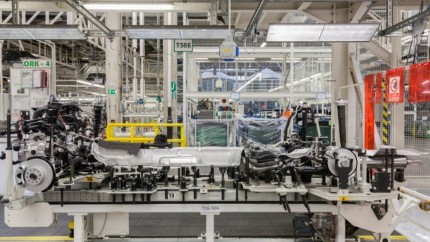 Cel mai mare producător auto închide o fabrică importantă din cauza lipsei de componente