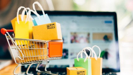 Românii care își fac cumpărăturile online economisesc mai mulți bani | STUDIU