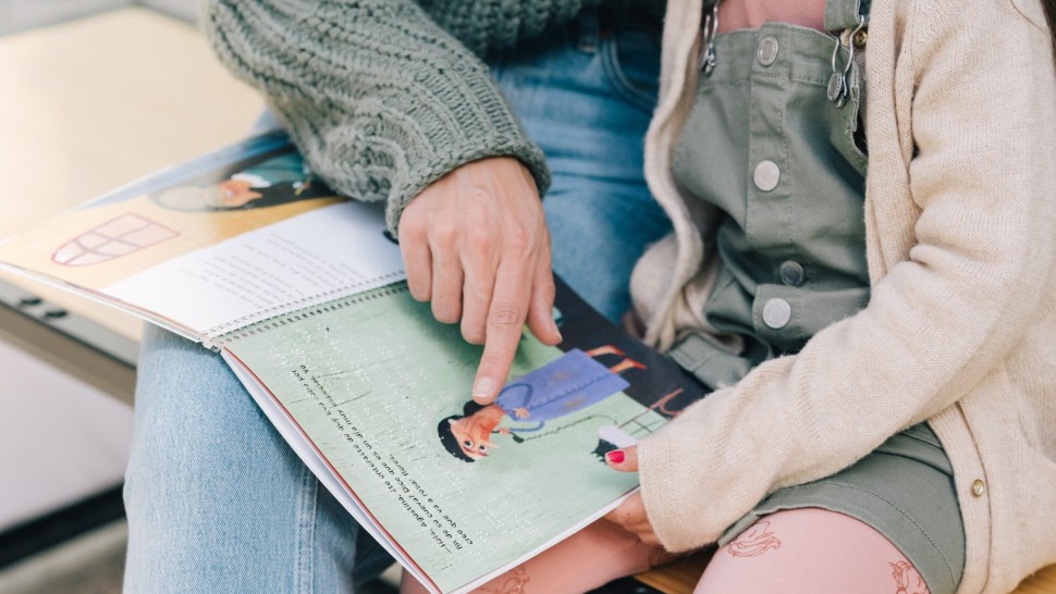 Părinții copiilor cu dizabilități pot lucra de acasă 8 zile pe lună. Ce mai prevede proiectul adoptat de Camera Deputaților