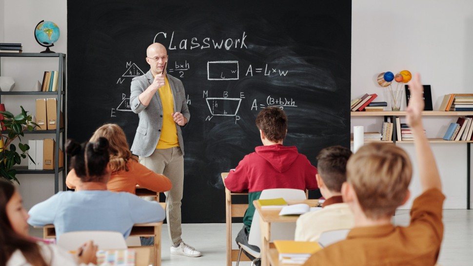 Profesorii nu mai au voie să discute despre performanțele elevilor. Nici în fața clasei nici în ședințele cu părinții