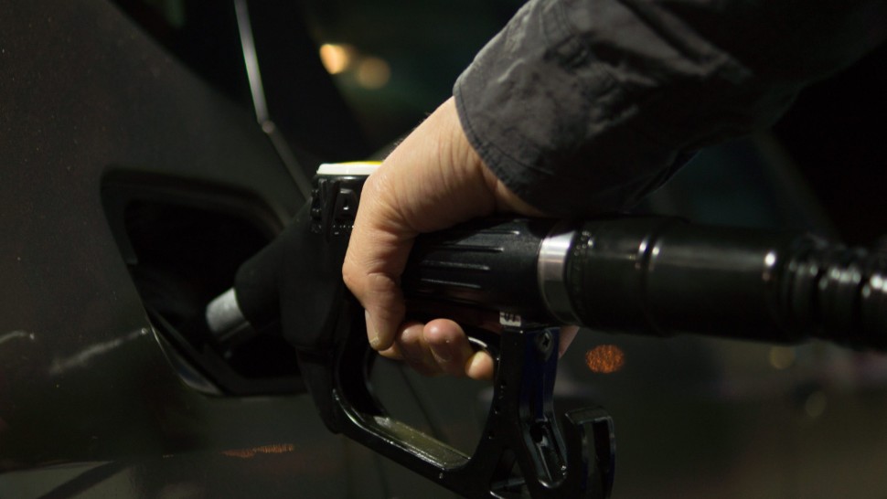 Scădere serioasă a prețului benzinei la pompă. E a șaptea reducere consecutivă