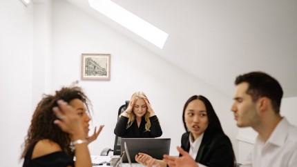 Ce e anxietatea socială și cum se manifestă. Trucuri pentru a o putea combate