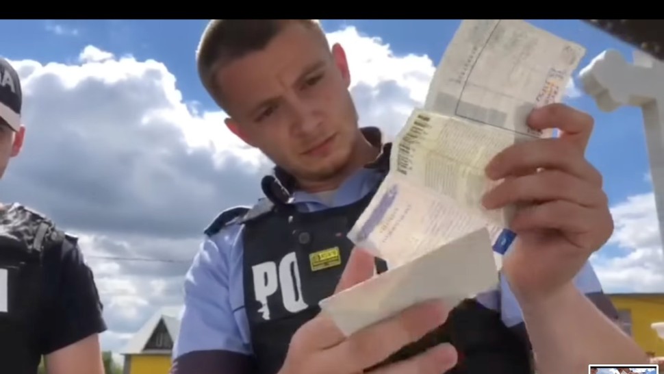 Scandal de proporții Un polițist e acuzat că a rupt intenționat talonul unui șofer ca să-l poată amenda. Ce se vede în imagini VIDEO
