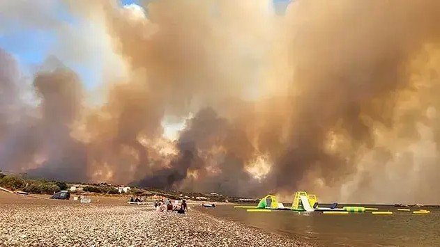 Atenție români Un nou avertisment de incendii în Grecia din cauza vântului puternic. Care sunt zonele vizate