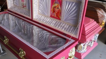 Barbie-mania a fost dusă la extrem sicrie roz cu căptuşeală și cu imaginea celebrei păpuşi