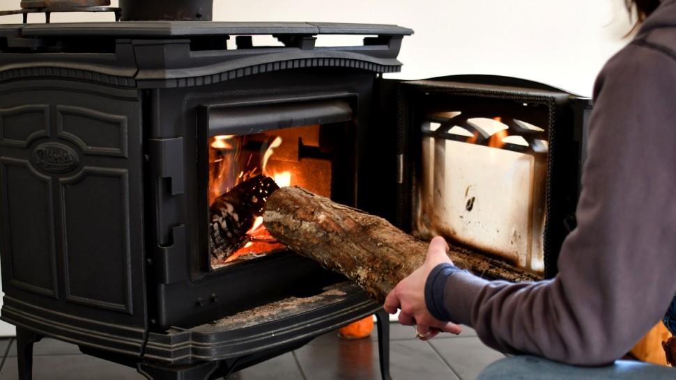 Se interzic sobele pe lemne. Cum vor face românii tranziția