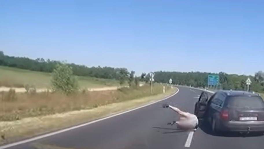 Un șofer român a sărit de la volanul mașinii în timp ce era urmărit de poliția din Ungaria | VIDEO