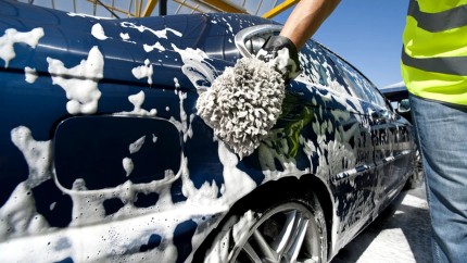 Amenzi pentru cei care își spală mașina în fața blocului Șoferii taxați cu mult mai mult decât o spălătorie auto