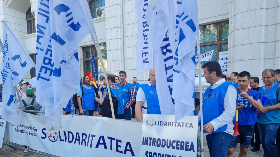 2.500 de oameni au ieșit în stradă. Angajații din poliție penitenciare și administrația locală protestează | VIDEO