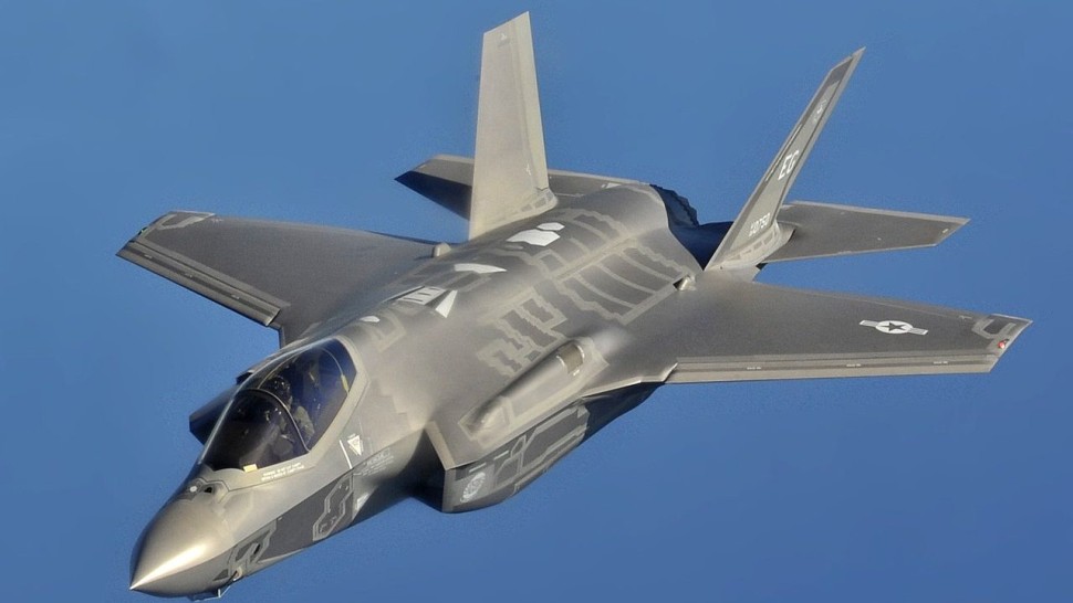 România dă 65 miliarde de dolari pentru avioane militare F-35. Între timp un tanc s-a răsturnat pe o șosea din Bacău