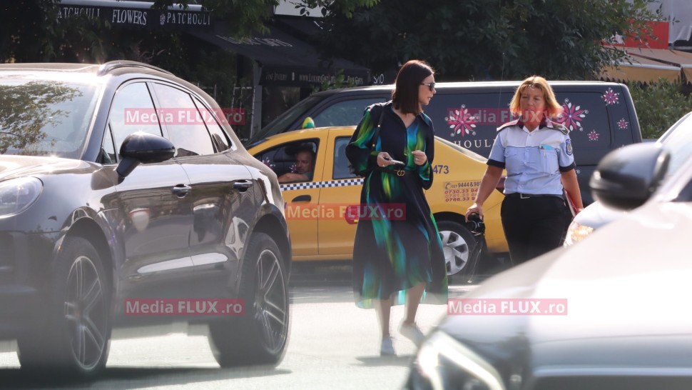 Andreea Berecleanu prinsă pe picior greșit de polițiști. Iertată după ce a parcat pe interzis și a tăiat dubla continuă | FOTO PAPARAZZI
