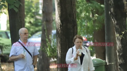 Cuplul Bellu - Bitang a ieșit la frappe în parc. Îmbină utilul cu gustul | IMAGINI PAPARAZZI
