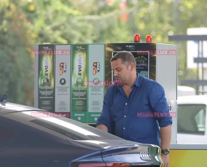 Corina Caragea răsfățată de domnul ei în... benzinărie | IMAGINI PAPARAZZI