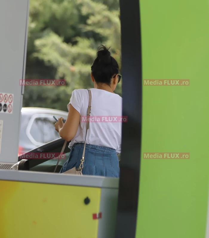 Corina Caragea răsfățată de domnul ei în... benzinărie | IMAGINI PAPARAZZI