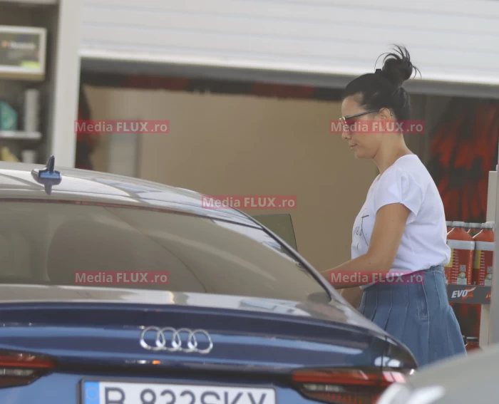 Corina Caragea răsfățată de domnul ei în... benzinărie | IMAGINI PAPARAZZI