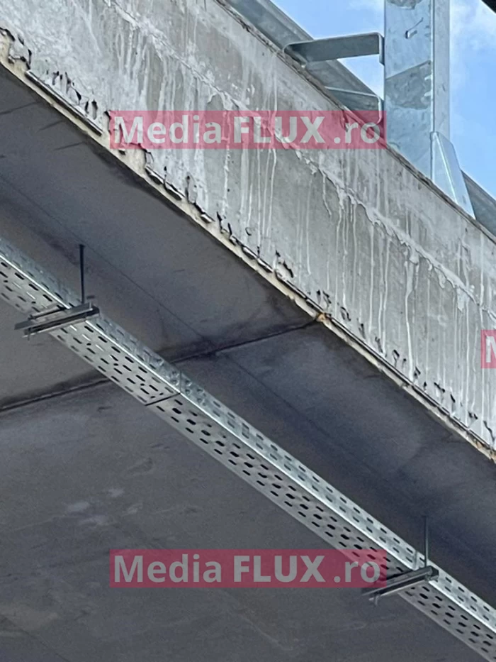 Cade tencuiala de pe Pasajul Doamna Ghica înainte de inaugurare
