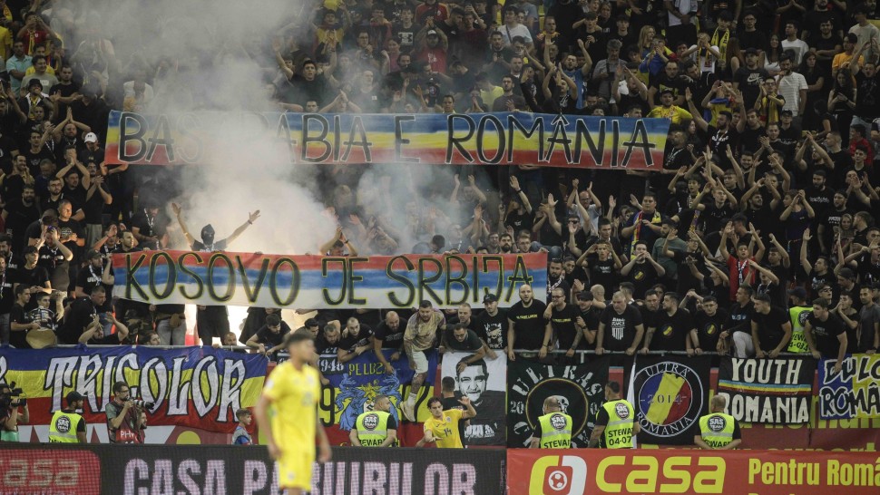 România  Kosovo a fost întrerupt din cauza unui banner. Meciul reluat după o oră Stanciu și Mihăilă aduc victoria 2-0 | UPDATE