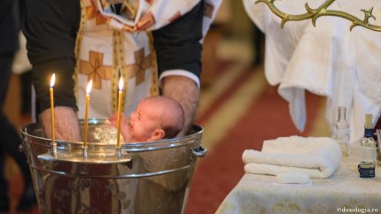 Scandal între preoți și medici pe tema botezului. Patriarhia lămurește lucrurile