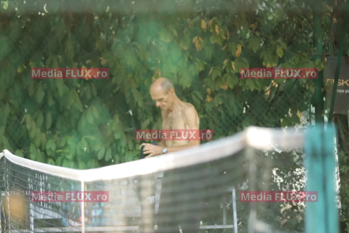 Cristian Tudor Popescu o „calcă în picioare” pe Simona Halep cu o pereche de șosete bombardate ca după război