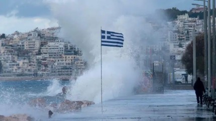 Furtuni crunte în Grecia. Circulația e complet închisă pe insula Skiatos. Zeci de mașini au fost luate de viitură
