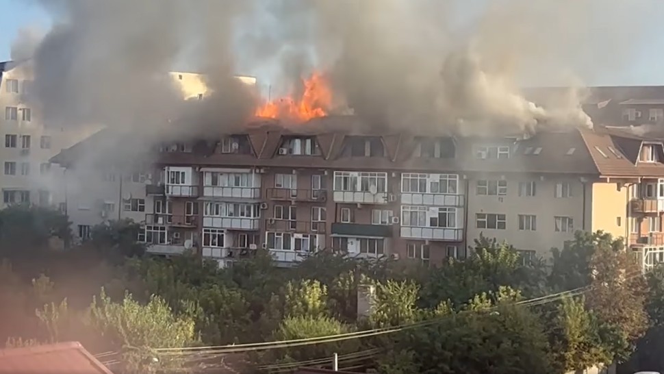 Incendiul violent din Craiova a fost stins Focul izbucnit la o mansardă s-a extins la blocurile din jur | VIDEO UPDATE