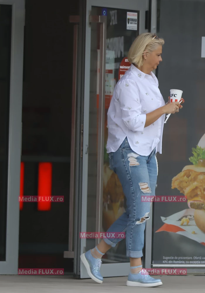 Ce mai face oare fosta divă a televiziunii publice. Iuliana Marciuc, mare amatoare de fast-food | VIDEO PAPARAZZI