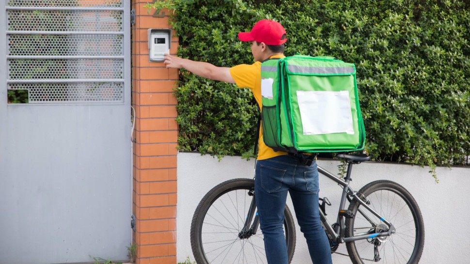 Controale de amploare la livratorii de mâncare și șoferii care transportă persoane