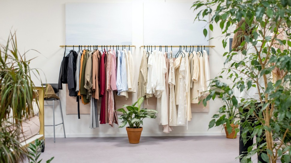 Oamenii nu mai cumpără haine noi. Îmbrăcămintea second hand va domina preferințele