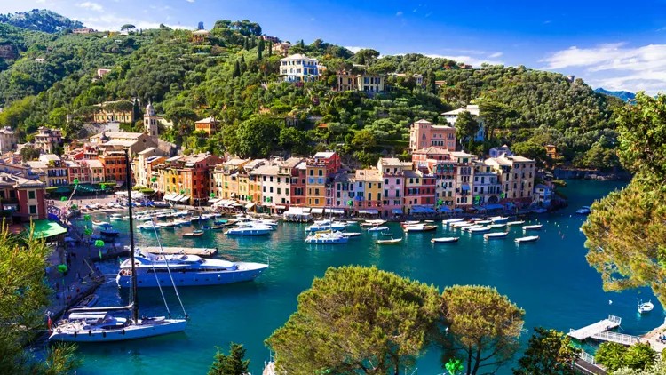 Cum distrug turiștii obsedați de selfie-uri cel mai frumos oraș al Rivierei italiene