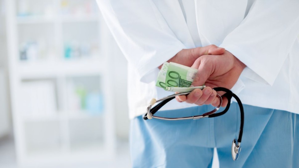 Un cunoscut chirurg din Capitală prins în flagrant când lua mită de la un pacient. A ajuns în fața procurorilor