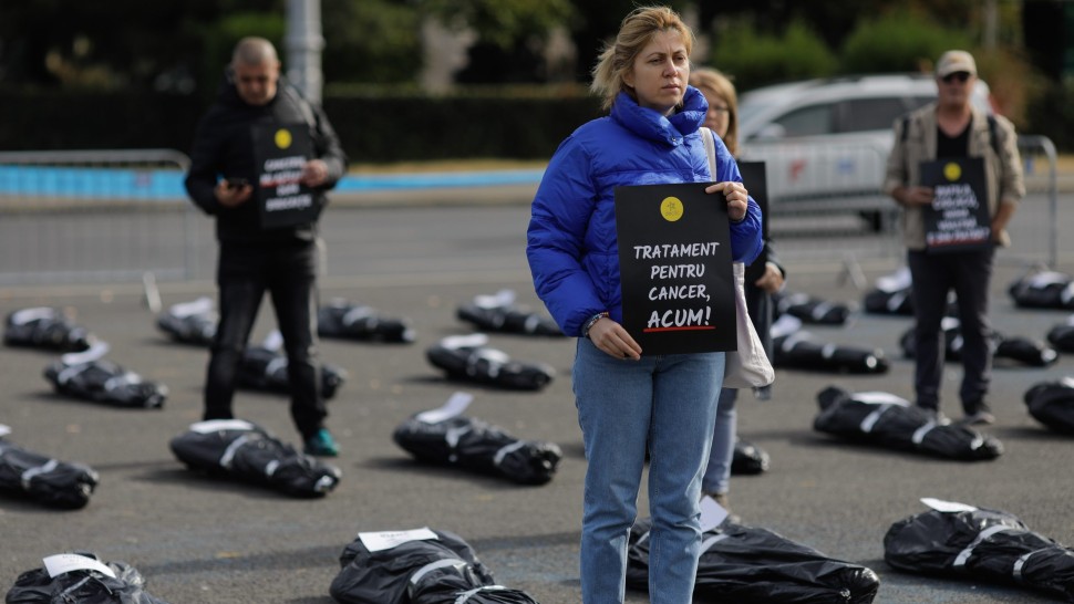 Protest al bolnavilor de cancer cu saci de cadavre în fața Guvernului | FOTO
