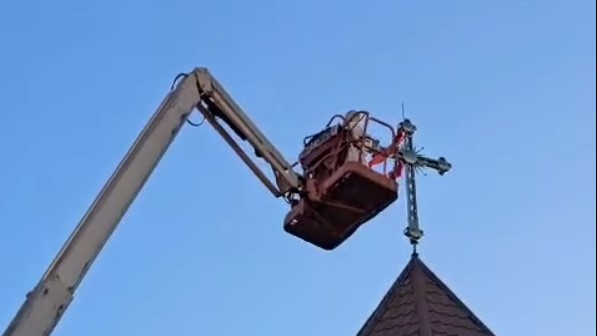 ÎPS Teodosie nu se dezminte. A urcat cu macaraua deasupra unei biserici | VIDEO