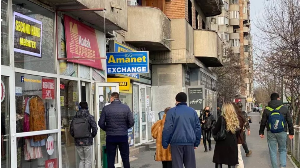 Sărăcia ne împinge spre casele de amanet. Profit record făcut de aceste afaceri