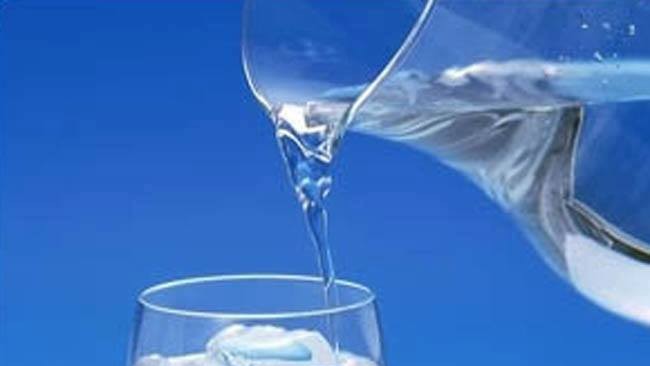 Semne care arată că suntem deshidratați. Ce riscăm dacă nu bem suficientă apă