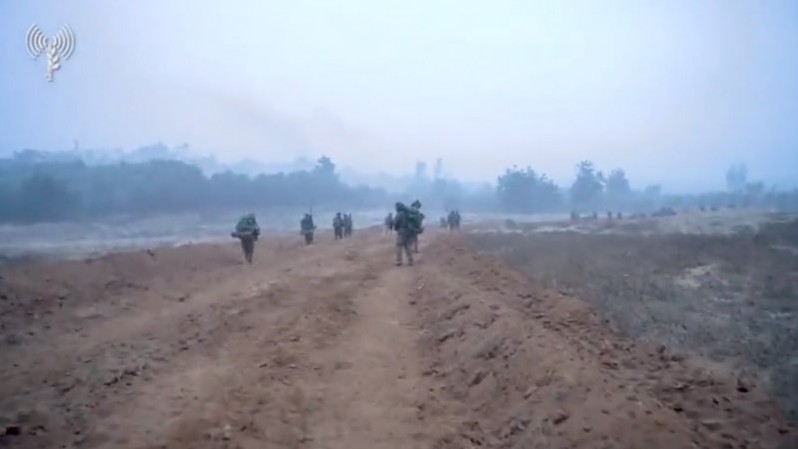 Israelul a început să atace militanții Hamas în interiorul tunelurilor din Gaza Orașul este încercuit din trei părți